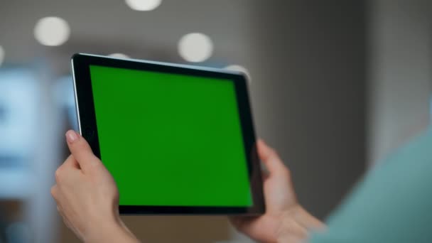 Ceo γυναίκα ψάχνει πράσινο υπολογιστή οθόνη στο χώρο εργασίας closeup. Άγνωστο βίντεο σκηνοθέτη σε γραφείο συνεργασίας ανοιχτού χώρου. Anonymous executive μιλώντας βλέποντας mockup chroma key device  - Πλάνα, βίντεο