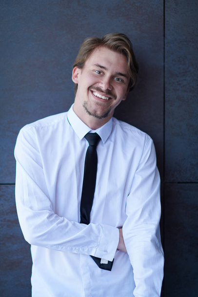 portret van startup zakenman in een wit shirt met een stropdas - Foto, afbeelding