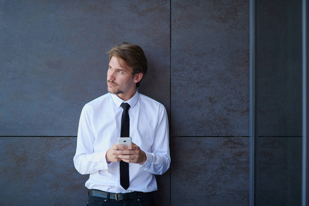 Start-up-Unternehmer im weißen Hemd mit Krawatte per Handy - Foto, Bild