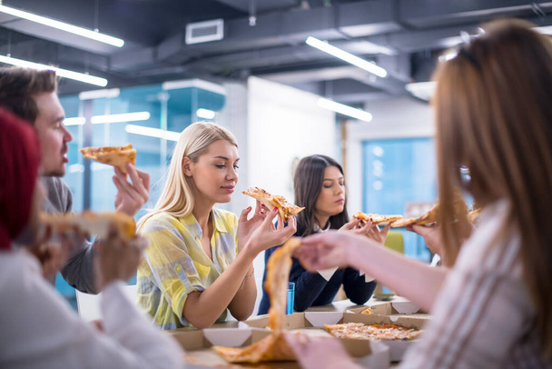 "équipe d'affaires multiethnique manger de la pizza" - Photo, image
