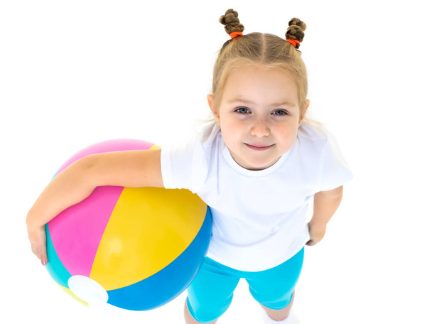Маленькая девочка играет с мячом
 - Фото, изображение