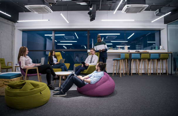 Többnemzetiségű startup üzleti csapat ülése - Fotó, kép