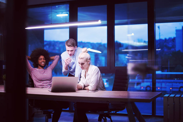 Багатоетнічна стартап бізнес команда в нічному офісі
 - Фото, зображення