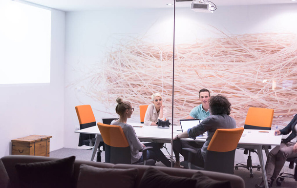 Startup Business Team na setkání v moderní noční kancelářské budově - Fotografie, Obrázek