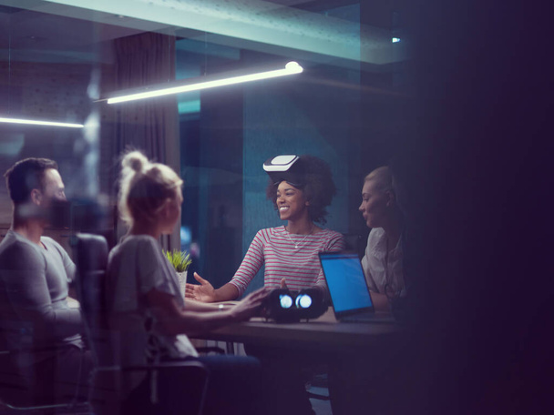 "Monietninen Business joukkue käyttäen virtuaalitodellisuus kuulokkeet
" - Valokuva, kuva