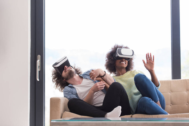 Multiethnisches Paar mit Virtual-Reality-Headset - Foto, Bild
