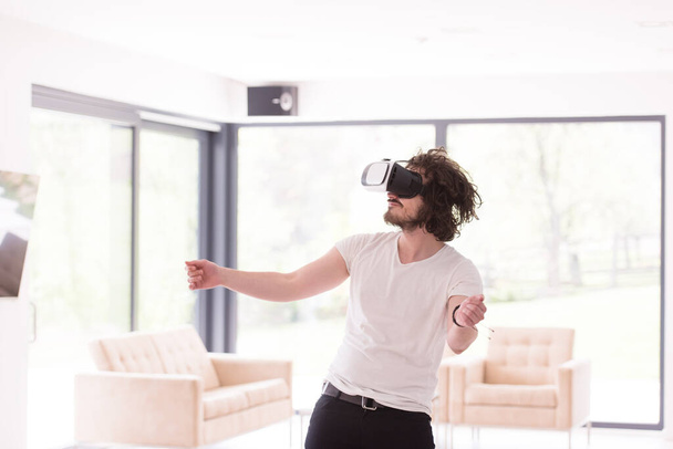 homme utilisant des lunettes VR-casque de réalité virtuelle
 - Photo, image