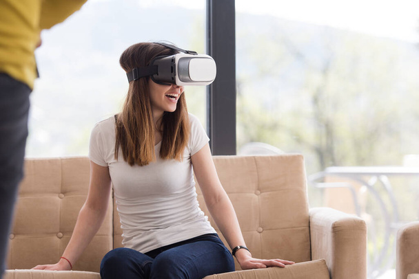 mulher usando óculos VR-headset de realidade virtual
 - Foto, Imagem