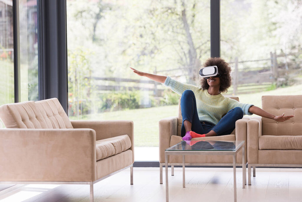 чорна жінка використовує окуляри для гарнітури VR віртуальної реальності
 - Фото, зображення