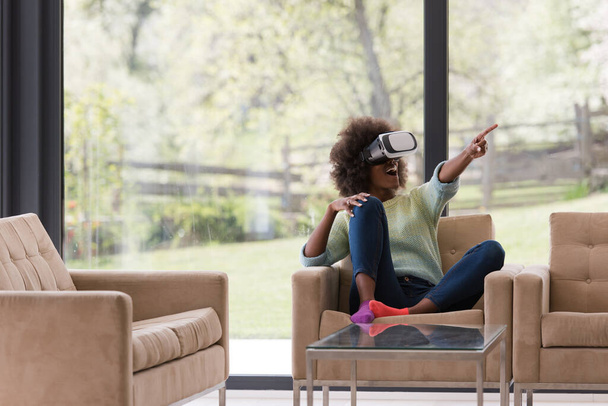 仮想現実の Vr ヘッドセット眼鏡を使用しての黒人女性 - 写真・画像