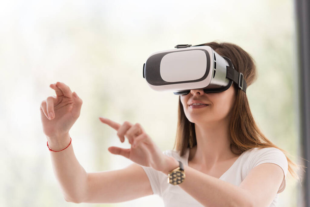 женщина, использующая VR-гарнитуры очки виртуальной реальности
 - Фото, изображение