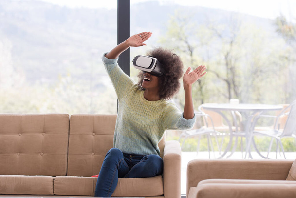 "чорна жінка використовує окуляри для гарнітури VR віртуальної реальності
" - Фото, зображення