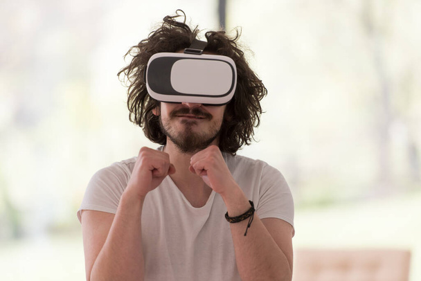 "uomo che utilizza occhiali VR-headset della realtà virtuale
" - Foto, immagini