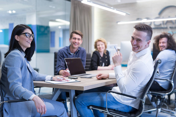 Startup-Business-Team bei einem Treffen in einem modernen Bürogebäude - Foto, Bild