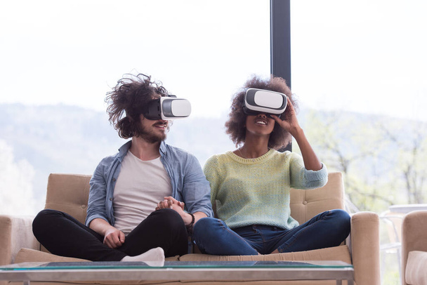 "Couple multiethnique utilisant un casque de réalité virtuelle
" - Photo, image
