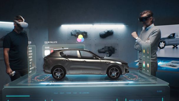 Deux ingénieurs de développement choisissent une couleur pour un futur prototype écologique de voiture électrique durable. Utilisation du casque et de l'hologramme de réalité virtuelle. Technologie de pointe. Conception de voiture développeurs. - Photo, image