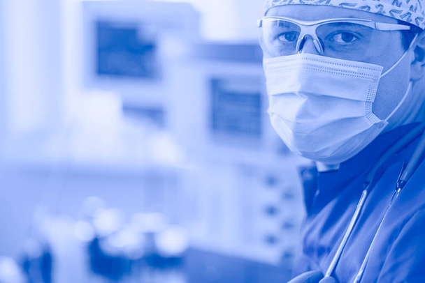 Mannelijke chirurg op achtergrond in operatiekamer - Foto, afbeelding