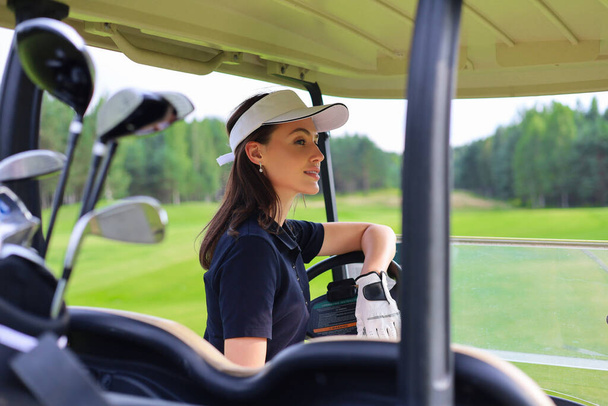 Mulher alegre bonita dirigindo carrinho de golfe - Foto, Imagem
