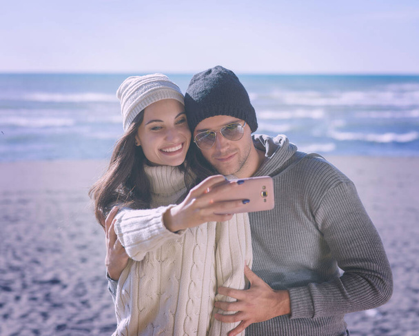 Πανέμορφο ζευγάρι που βγάζει φωτογραφίες τον Selfie - Φωτογραφία, εικόνα
