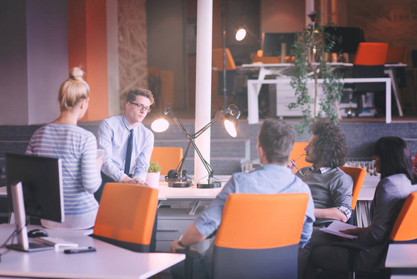 Une équipe de jeunes entreprises à une réunion dans un immeuble de bureaux moderne - Photo, image