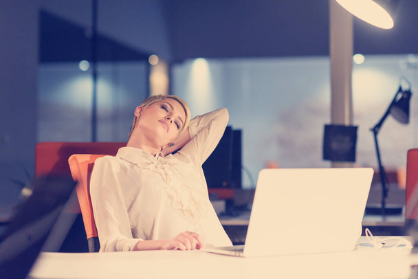 woman working on laptop in night startup office - Zdjęcie, obraz