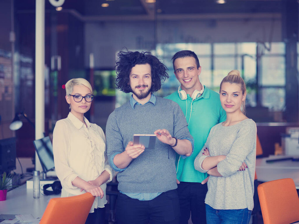 Grupa ludzi pracy z tabletem biznesowym w startup pakietu office - Zdjęcie, obraz