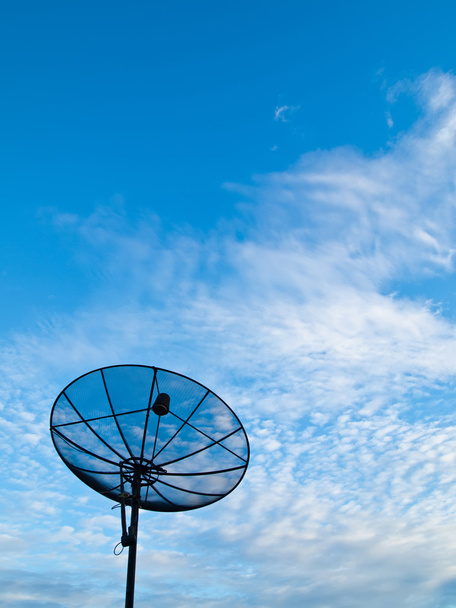 Antenas antenas parabólicas bajo fondo azul cielo
 - Foto, imagen