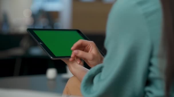 Άγνωστη επιχειρηματίας που αγγίζει ταμπλέτα στο γραφείο. Κοντινό πλάνο χέρια των εργαζομένων που εργάζονται με πράσινη οθόνη ψηφιακή συσκευή σε εσωτερικούς χώρους. Μη αναγνωρίσιμος προγραμματιστής που κάθεται με την καρτέλα chromakey στην αίθουσα συνεδριάσεων  - Πλάνα, βίντεο