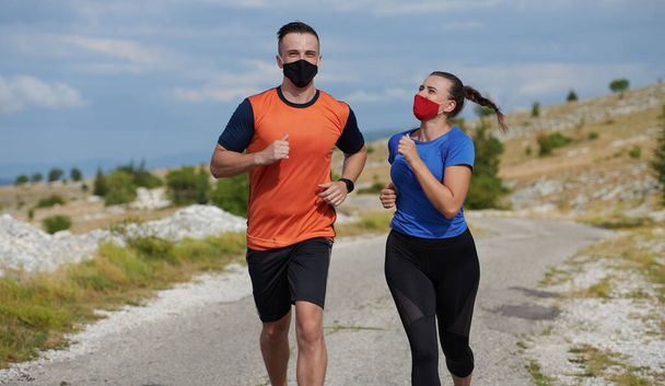casal correndo na natureza usando máscara - Foto, Imagem