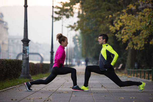 couple warming up before jogging - Foto, imagen