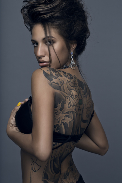 Smyslná brunetka žena s tetováním - Fotografie, Obrázek