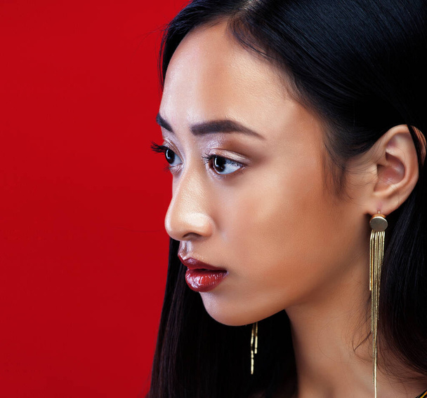 beauté jeune fille asiatique avec mode maquillage sur fond rouge, beauté look élégant - Photo, image