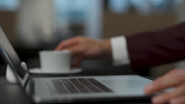 Ο διευθυντής πίνει καφέ σε κοντινό γραφείο. Επιχειρηματίας που κάνει διάλειμμα για καφέ μόνο κατά τη διάρκεια της εργάσιμης ημέρας. Αγνώριστο πρόσωπο ηγέτης χρησιμοποιώντας touchpad sms laptop στο λόμπι πολυτελές ξενοδοχείο  - Πλάνα, βίντεο
