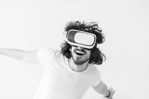Mann benutzt Headset der virtuellen Realität - Foto, Bild
