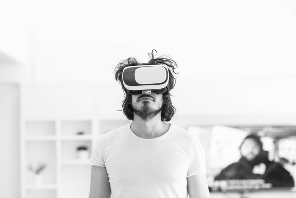 Vr-headset szemüveg a virtuális valóság segítségével az ember - Fotó, kép