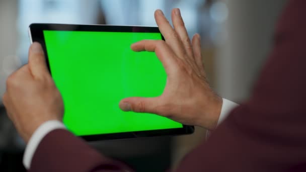 Szekrény férfi kezek lopás zöld tabletta képernyő luxus irodában. Ismeretlen professzionális vezérigazgató chroma kulcs digitális pad ellenőrzés bemutatása. Pénzügyi elemző böngészés web piacon a mockup eszköz  - Felvétel, videó