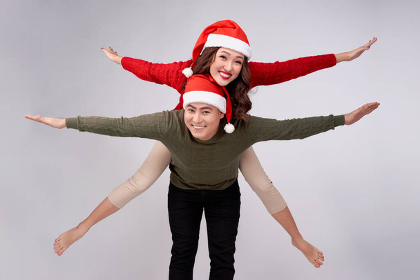 "Amor bonito casal asiático ter piggybacking para férias de Natal
." - Foto, Imagem