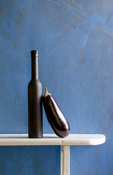 Still-life with black bottle and aubergine - Fotoğraf, Görsel