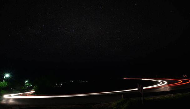 auto licht paden op nacht stad straat - Foto, afbeelding