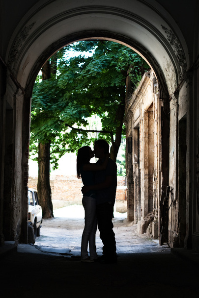 Rakkaus nuori pari suudella pihalla
 - Valokuva, kuva