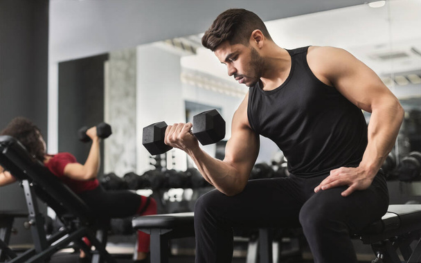 Arabe musclé homme faire biceps séances d'entraînement dans la salle de gym - Photo, image