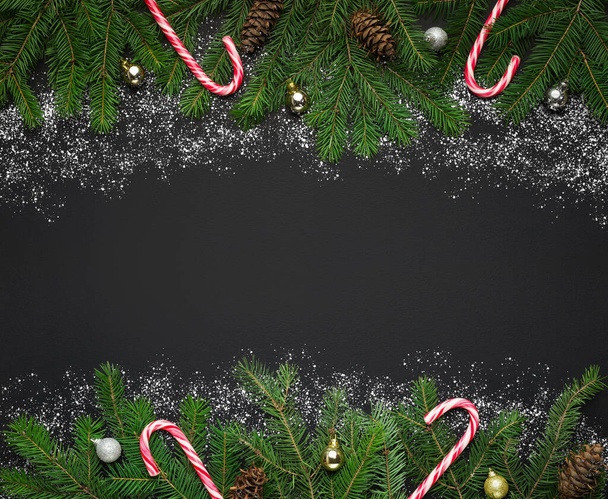 木の枝とお菓子のクリスマス構成 - 写真・画像