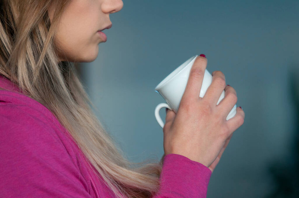 tiro recortado de mulher com xícara de chá no fundo cinza - Foto, Imagem