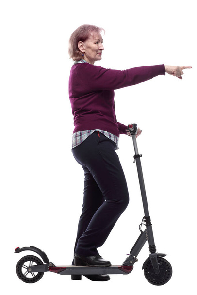 mujer anciana amigable en un scooter eléctrico.  - Foto, Imagen