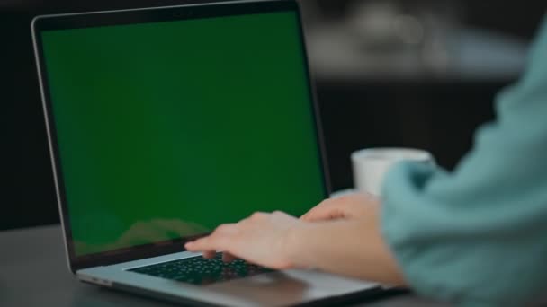 Крупним планом руки, що друкують макет клавіатури в офісі. Невідома бізнес-леді натискає на кнопки зеленого екрану комп'ютера макропогляд. Нерозпізнана жінка, використовуючи цифровий пристрій на віддаленому робочому місці
 - Кадри, відео