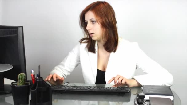 Bilgisayarda çalışan iş kadını - Video, Çekim