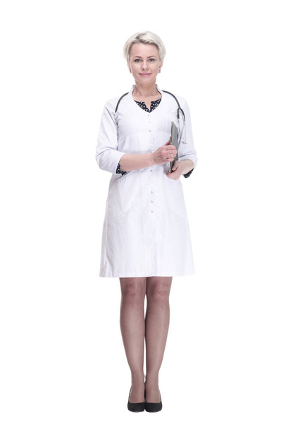 привлекательная женщина-врач с планшетом. изолированный на белом - Фото, изображение