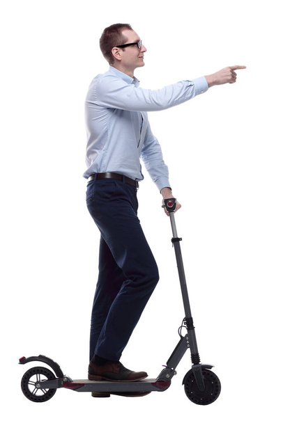 zijaanzicht. casual man met elektrische scooter op zoek - Foto, afbeelding