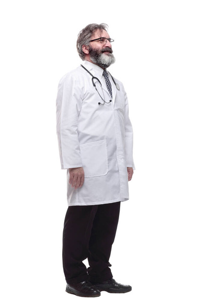 Médico general senior con estetoscopio. aislado  - Foto, Imagen