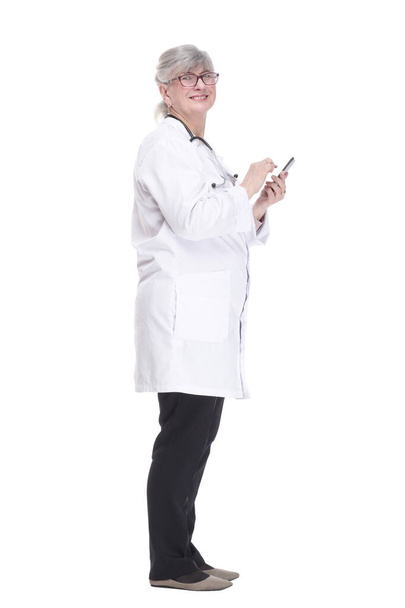 ženský lékař s chytrým telefonem ukazující na reklamu na bílém  - Fotografie, Obrázek